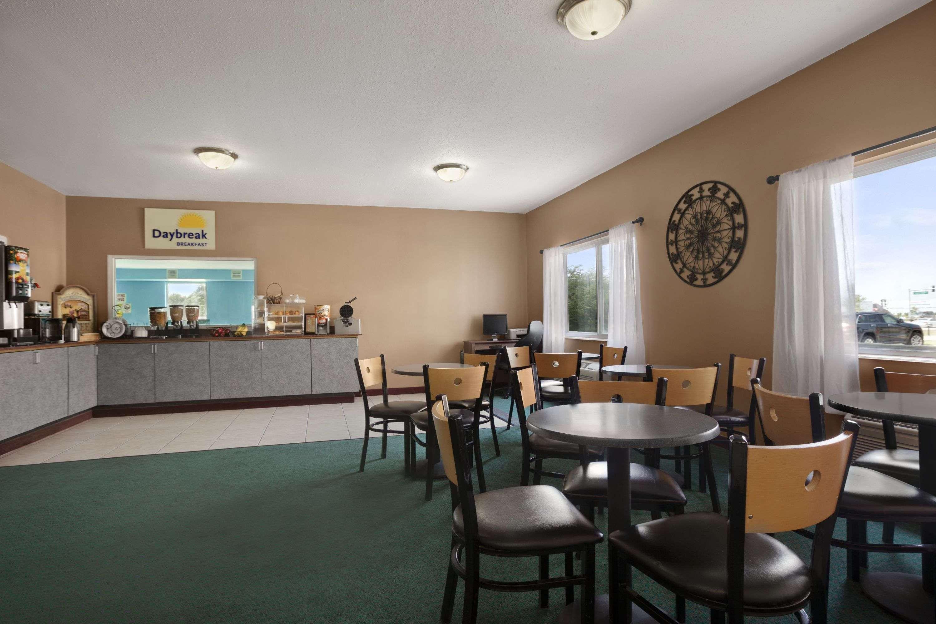 Days Inn & Suites By Wyndham Romeoville Exterior foto
